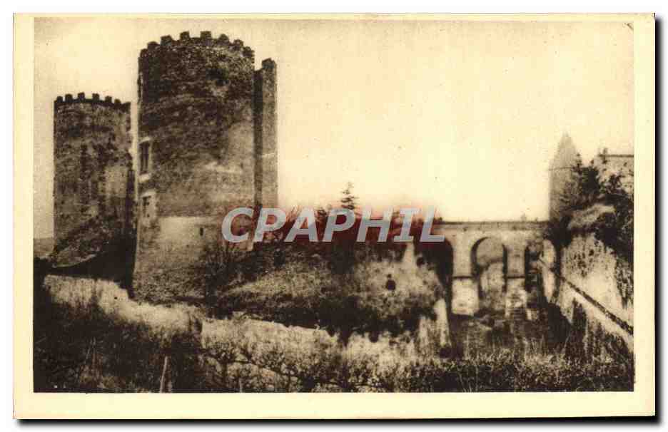 CPA Tours Et Douves Du Chateau feodal De Cinq Mars
