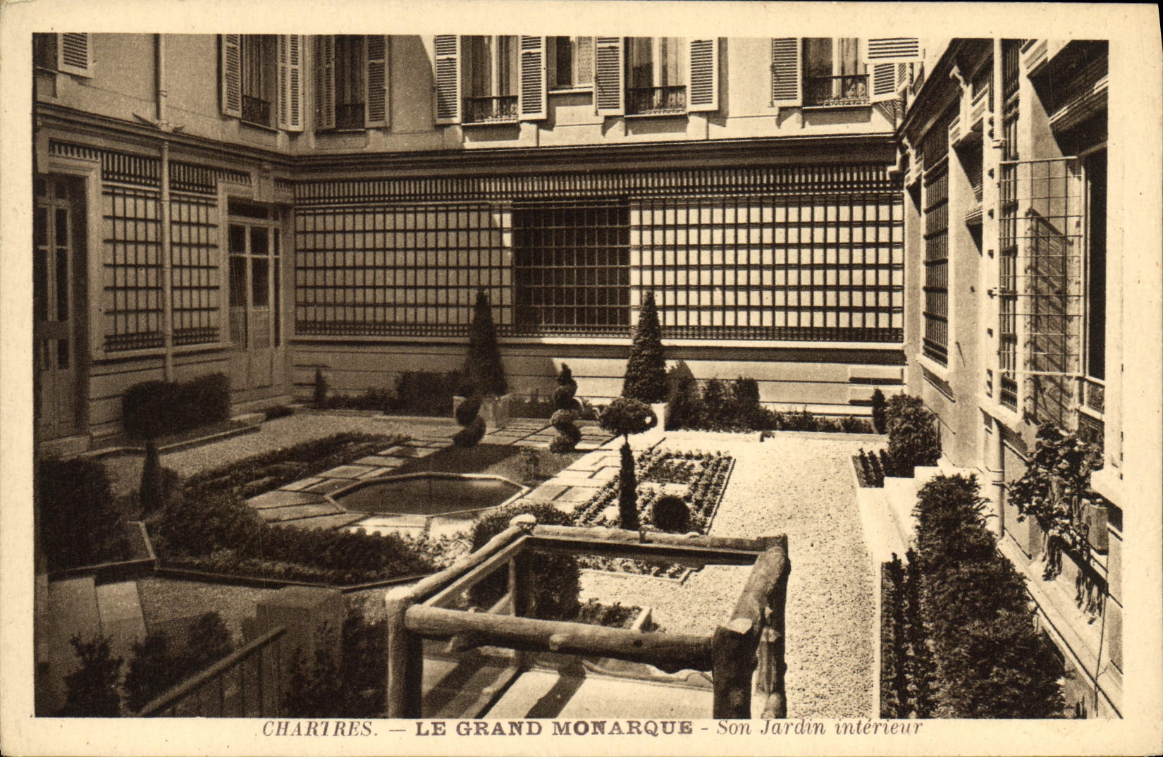 CPA Chartres Le Grand Monarque Son Jardin Interieur