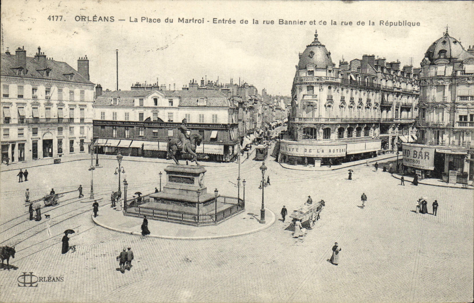 CPA Orleans La Place Du Martroi Entree De La Rue Bannier Et La Rue De La Republique