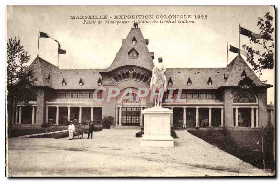 CPA Marseille Exposition Coloniale 1922 palais de Madagascar et statue du General Gallieni