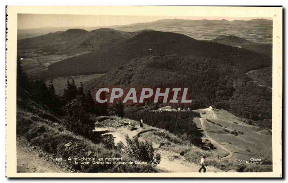CPA Puy de Dome A Chemin en Montant la Voie Romaine