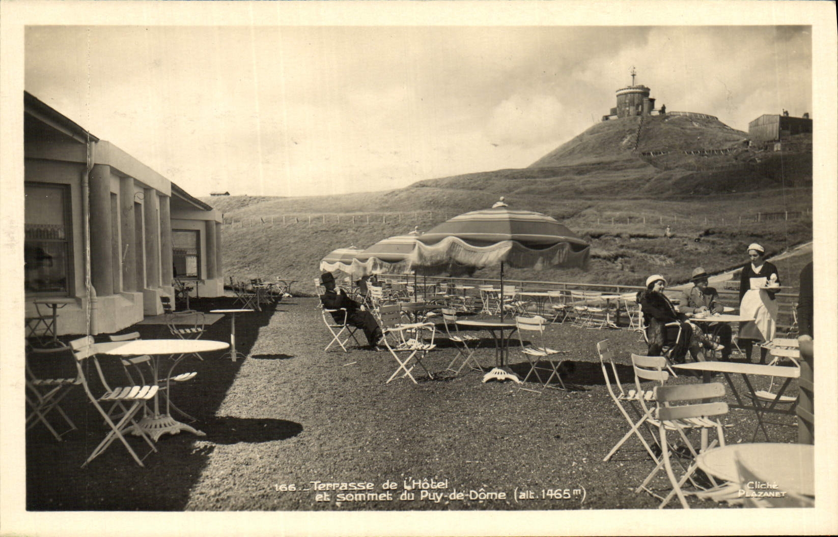Terrasse de l'Hôtel et sommet du Puy-de-Dôme (alt. 1465 m) — Cliché Pérazanet