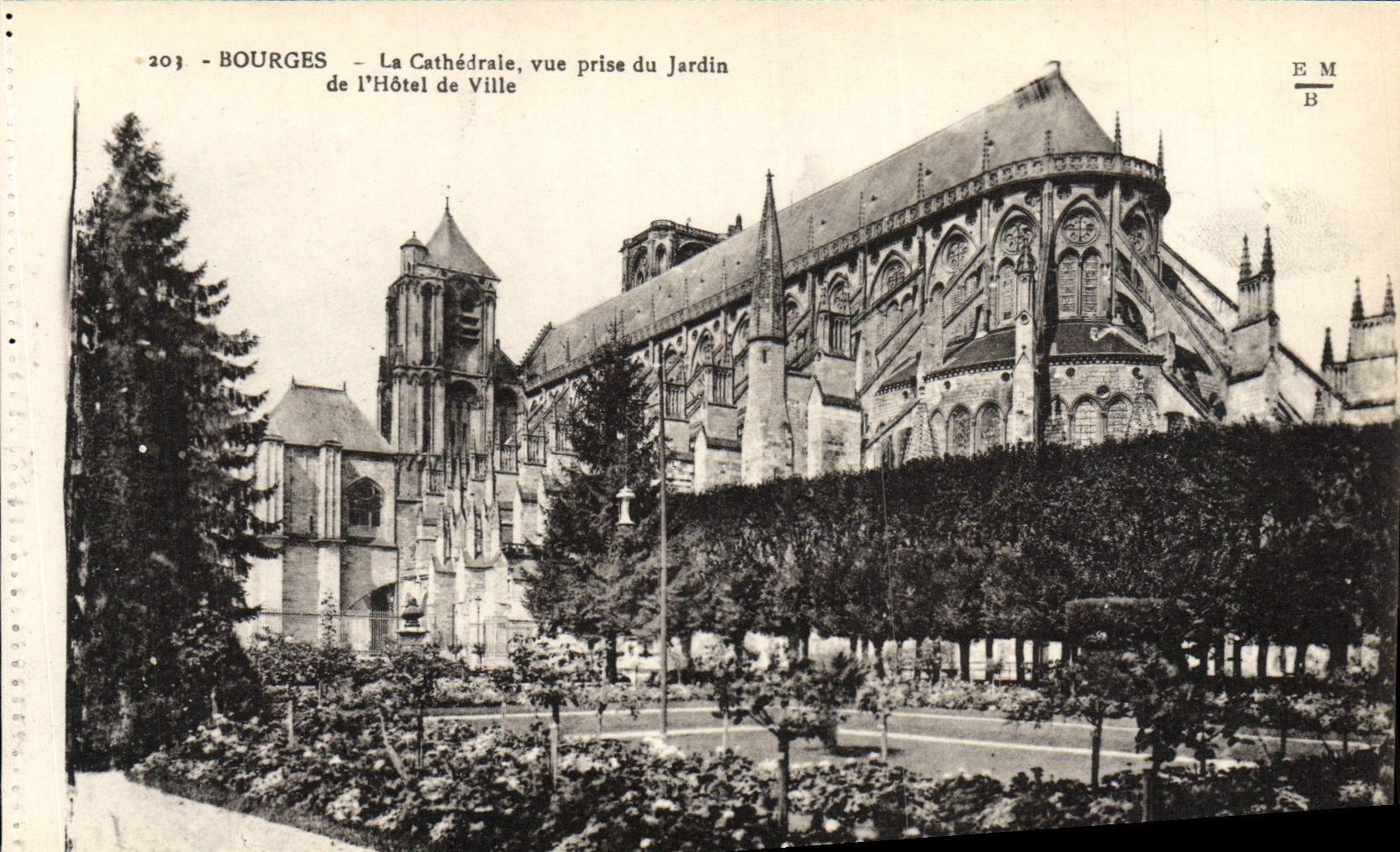 Bourges — La Cathédrale, vue prise du Jardin de l'Hôtel de Ville — E.M.B. n°203