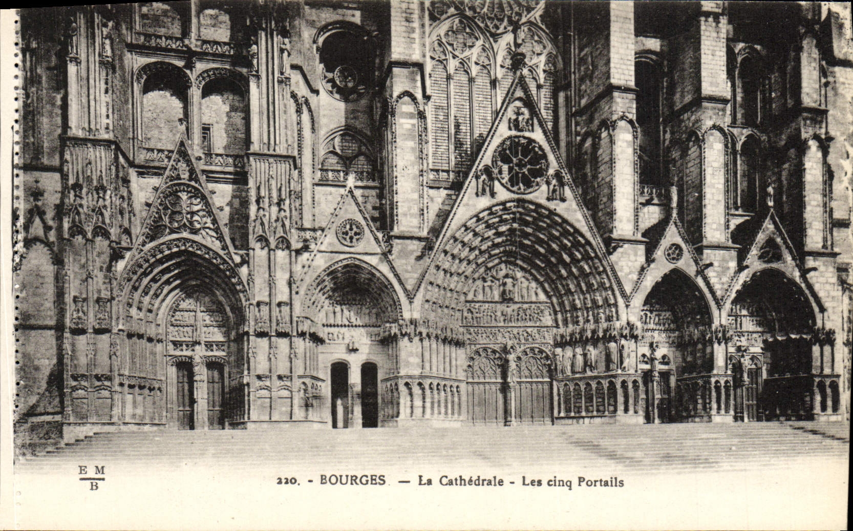 CPA Bourges La Cathedrale Les Cinq Portails