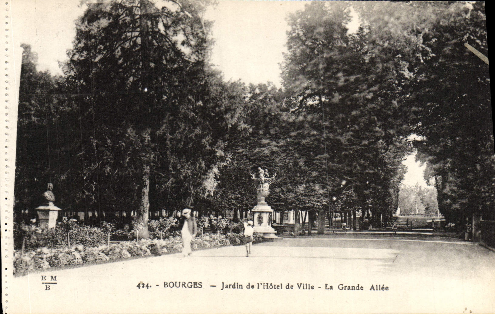 Bourges - Jardin de l'Hôtel de Ville - La Grande Allée — E. Magnatire, éditeur Bourges, n° 424