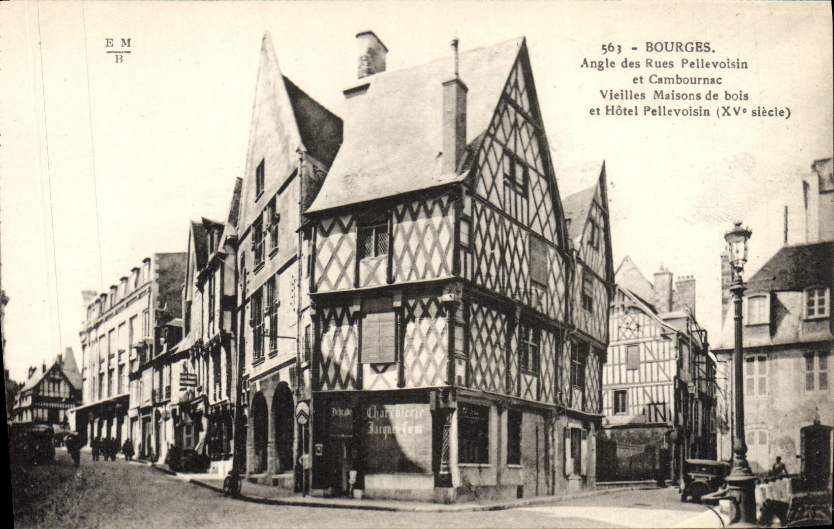 CPA Bourges Angle Des Rues Pellevosin et Cambournac Vieilles maisons de bois et Hotel Pellevoisin