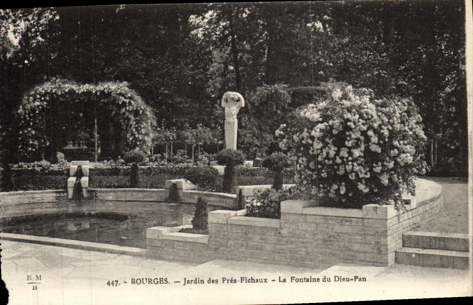 Bourges — Jardin des Prés-Fichaux — La Fontaine du Dieu-Pan — Éditeur E. Maquaire, n° 447