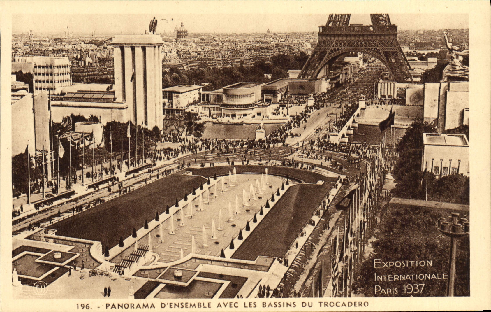 Panorama d'ensemble avec les bassins du Trocadéro — Exposition Internationale Paris 1937 — n° 196