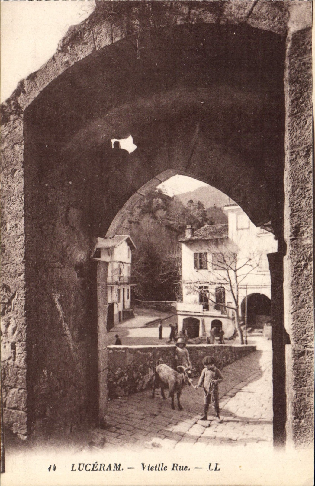 CPA Luceram Vieille Rue Enfants Chevre 