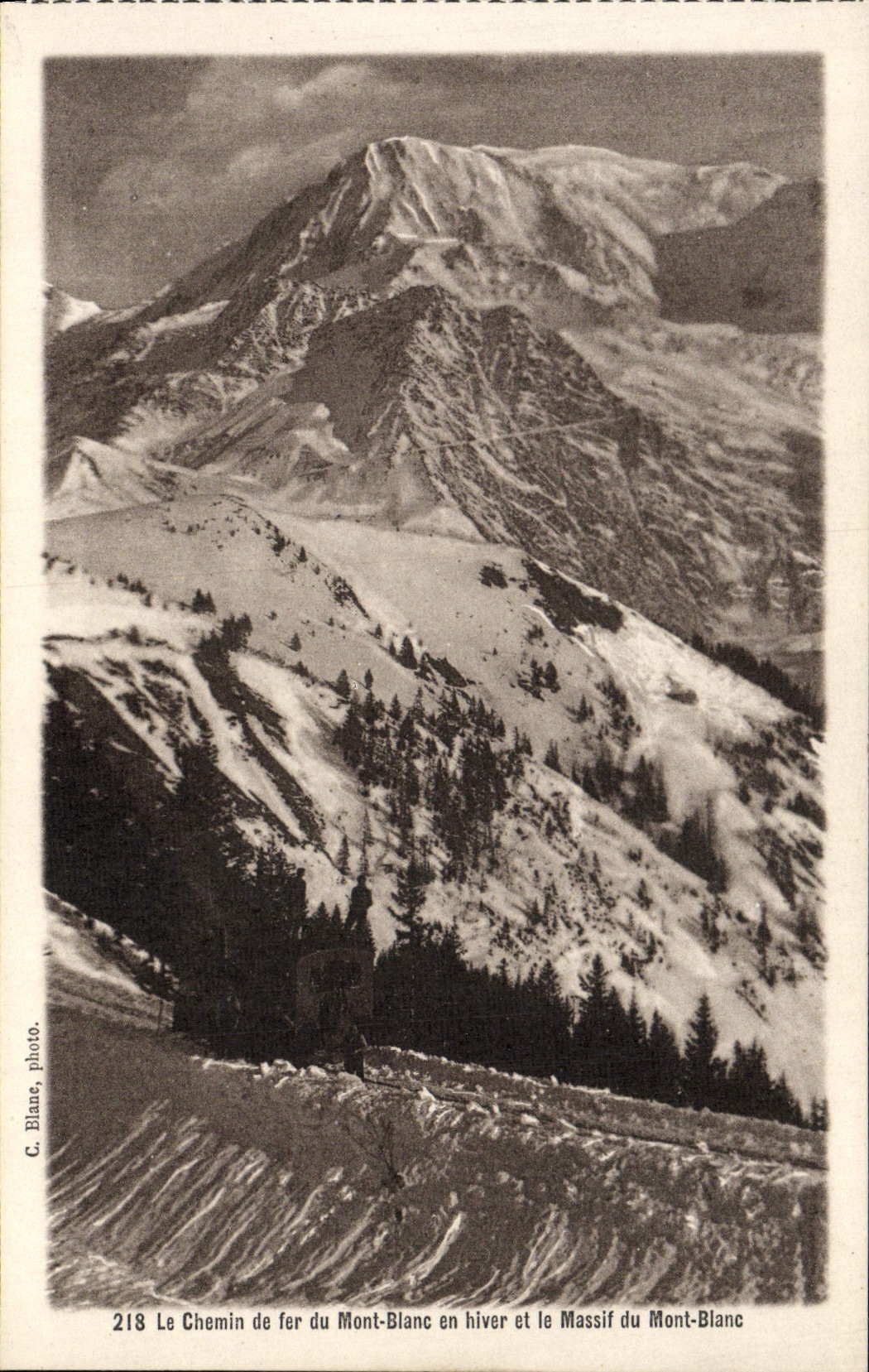 CPA Le Chemin de Du Mont Blanc en Hiver et le Massif du Mont Blanc Train