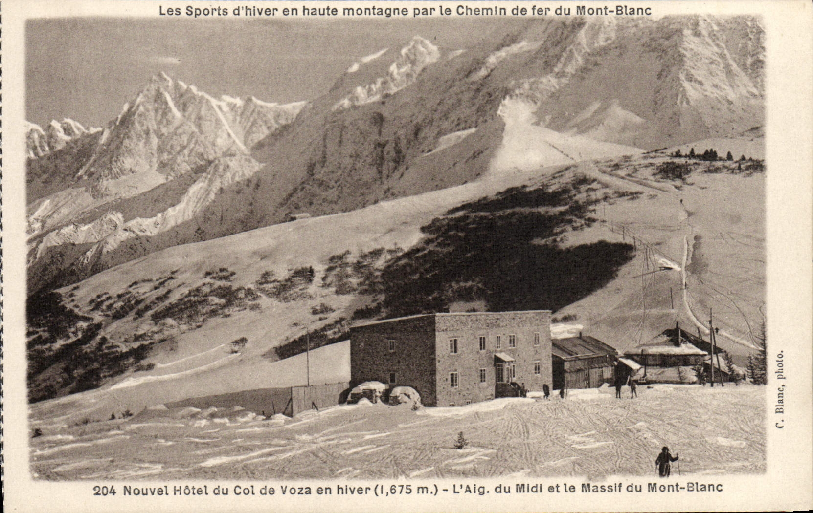 CPA Nouvel Hotel du Col de Voza en hiver L'aiguille du Midi et le massif du Mont Blanc 