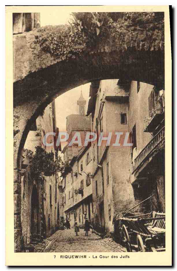 Riquewihr - La Cour des Juifs — vue sous un arc en pierre avec éditeur Vilibeco