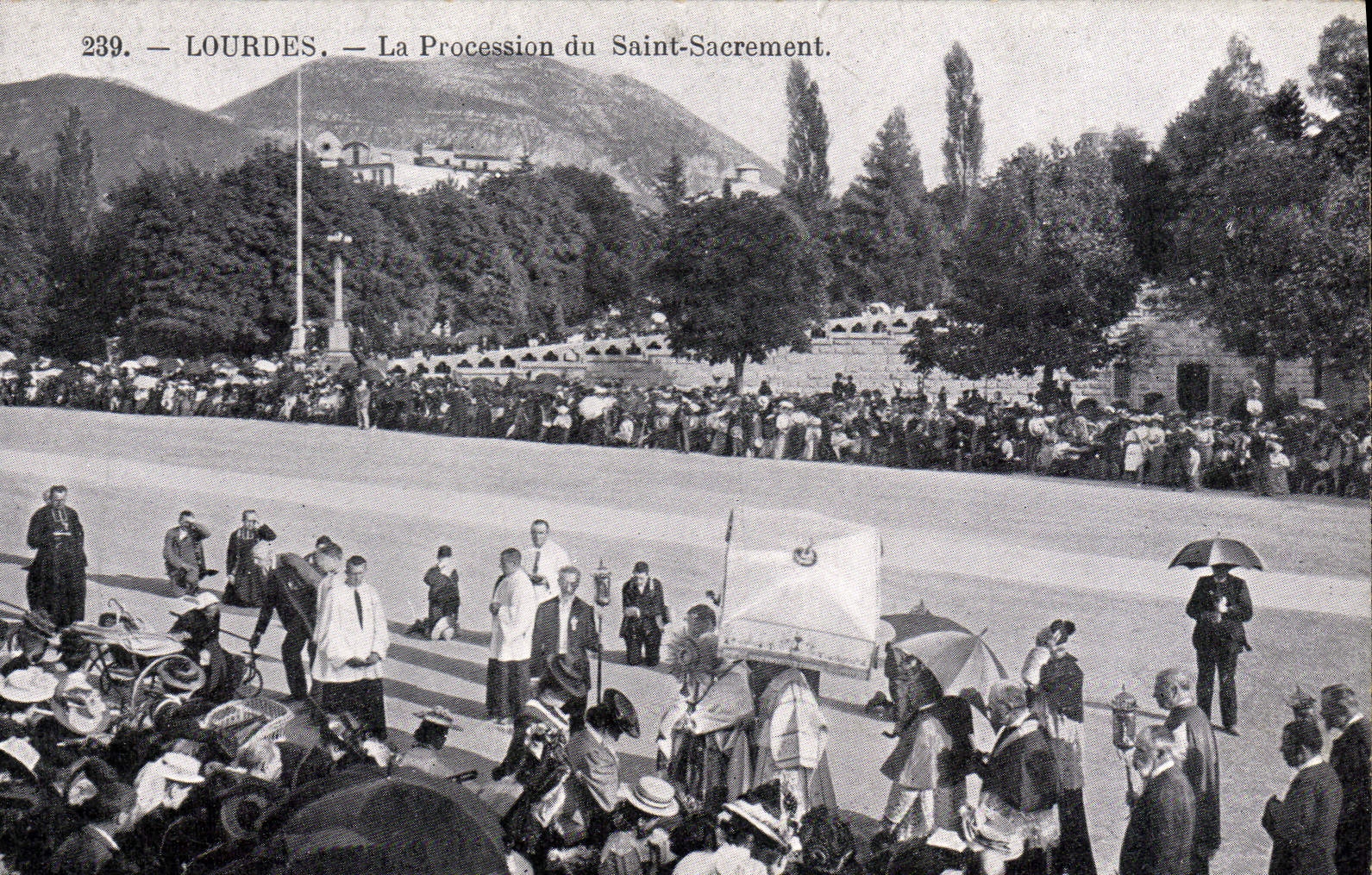 CPA Lourdes La Procession du Saint Sacrement