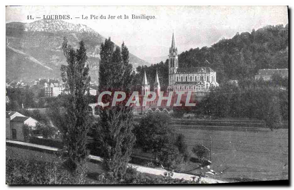 Lourdes — Le Pic du Jer et la Basilique