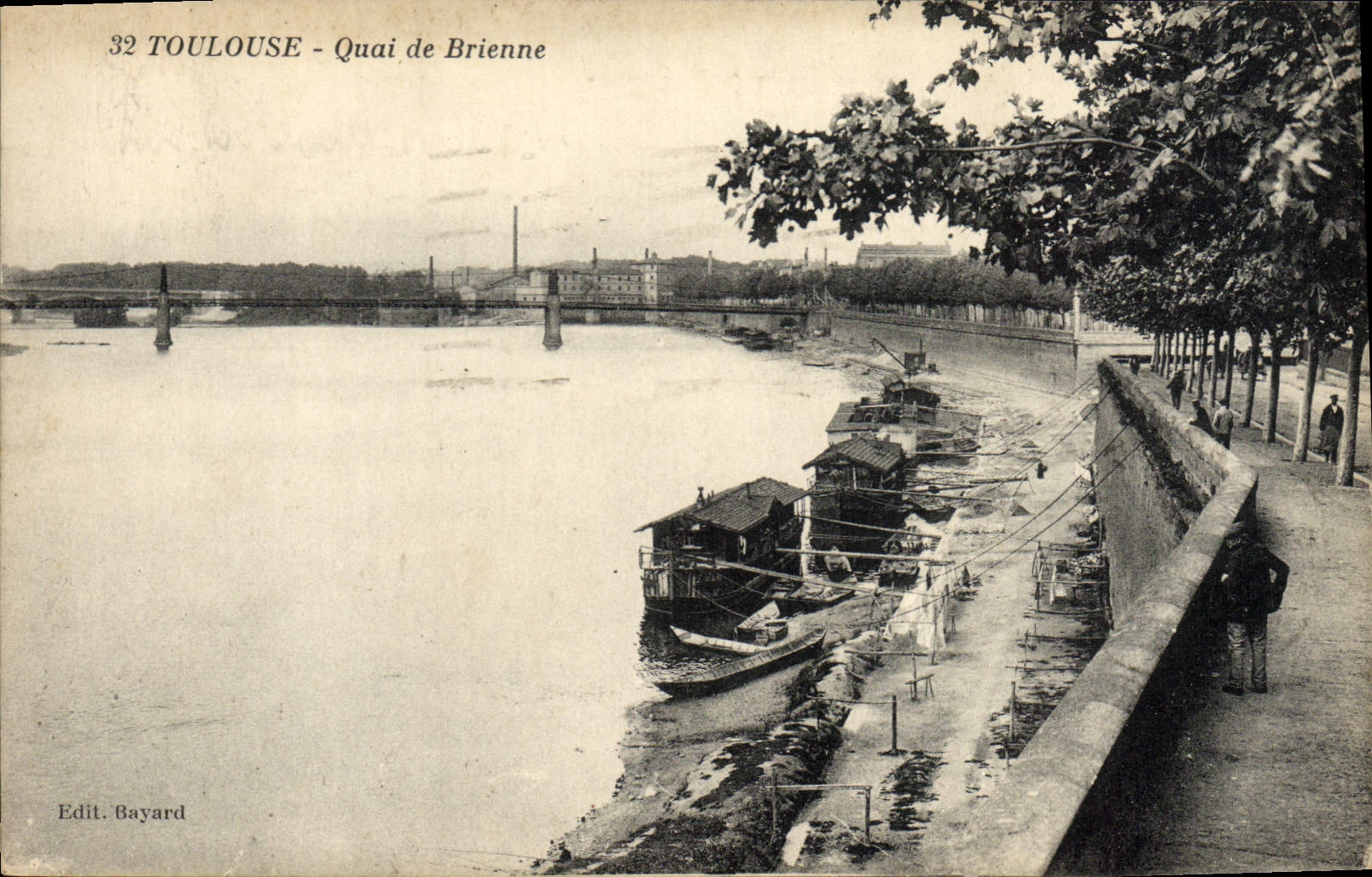 Toulouse - Quai de Brienne — vue du fleuve avec bateaux et quai — Edit. Bayard