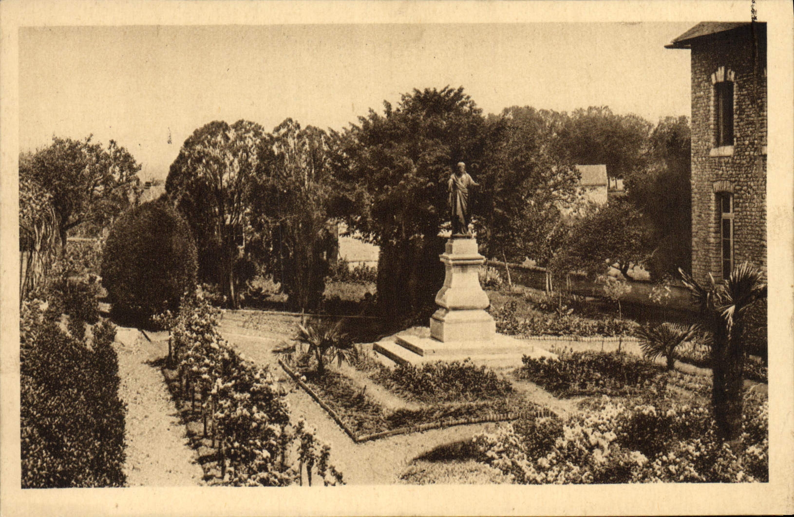 Jardin du Petit Séminaire de Gourdon — statue centrale — Éditions Universitaires Tourret