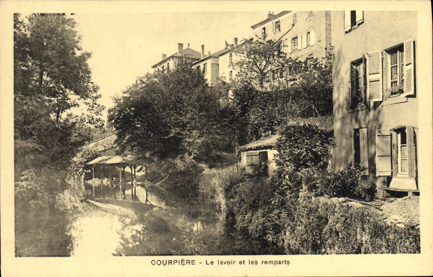 Courpière - Le lavoir et les remparts — éditeur non identifié, n° de série non visible