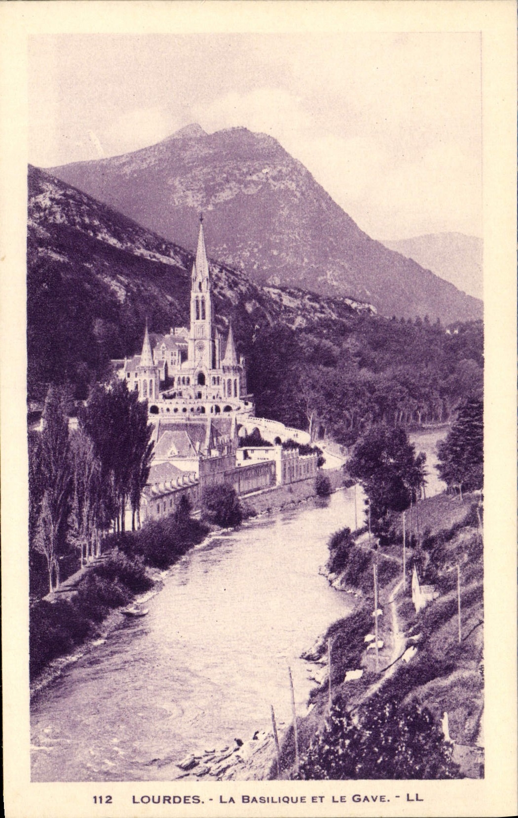 CPA Lourdes La Basilique Et Le Gave