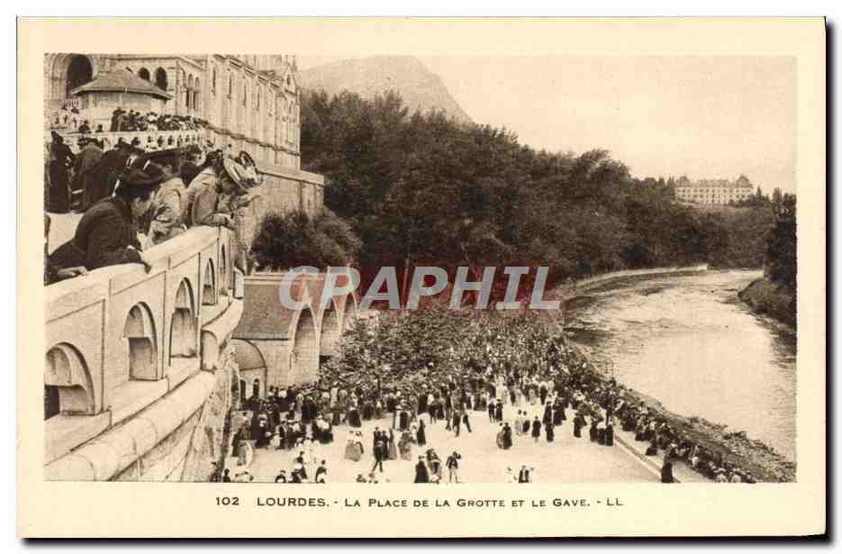 CPA Lourdes La Place De La Grotte Et Le Gave