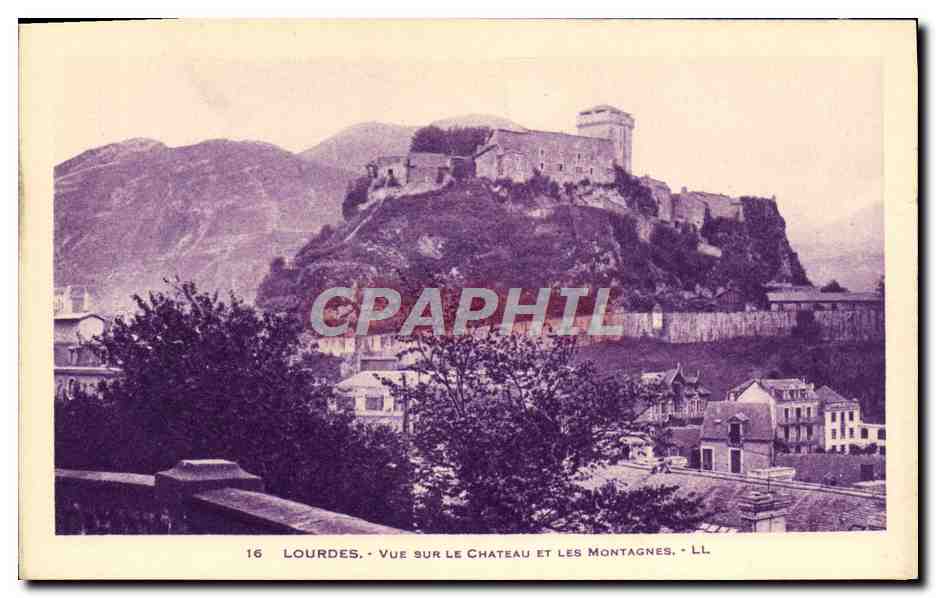 CPA Lourdes Vue Sur Le Chateau Et Les Montagnes