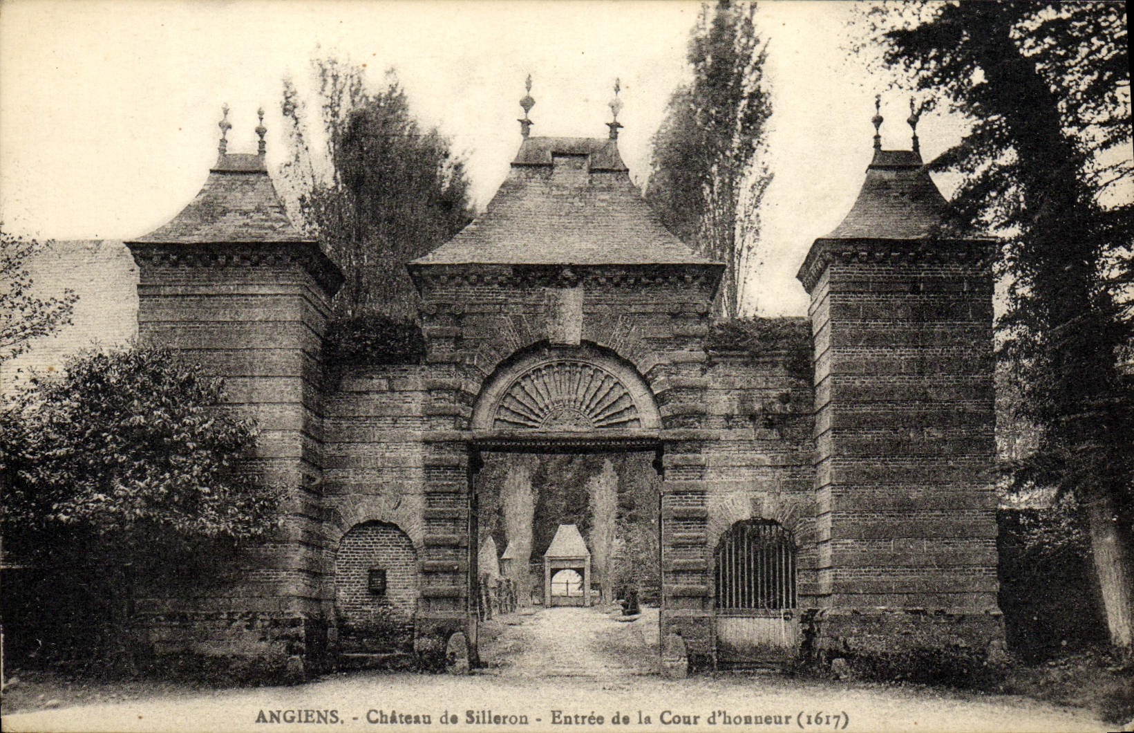 CPA Angiens Chateau De Silleron Entree De La Cour d'Honneur