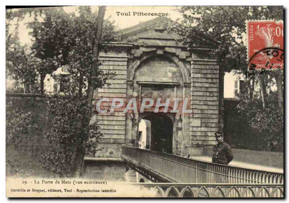 CPA Toul Pittoresque La Porte De Metz Soldat militaria