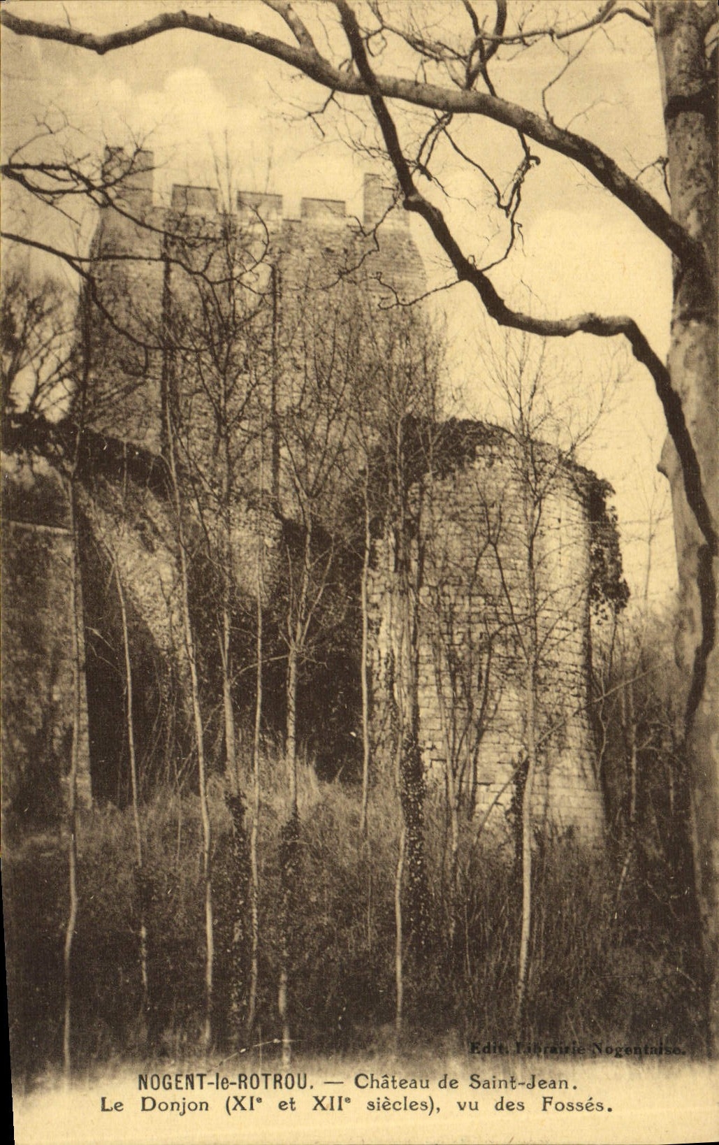Nogent-le-Rotrou — Castillo de Saint-Jean, el donjon (siglos XI y XII), vista desde los foso — Ed. Librairie Nogentaise