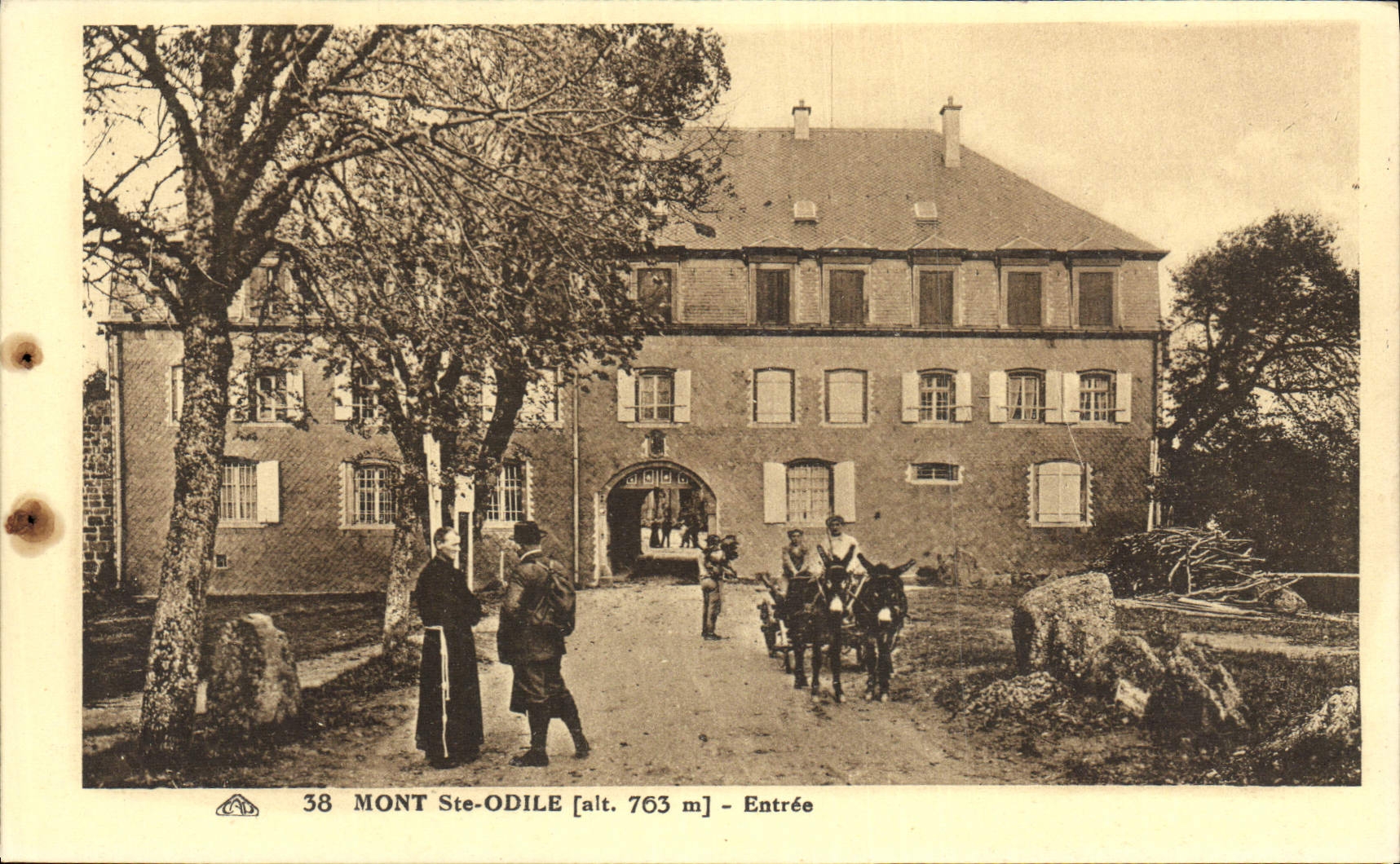 CPA Mont Ste Odile Entree Voiture a ane