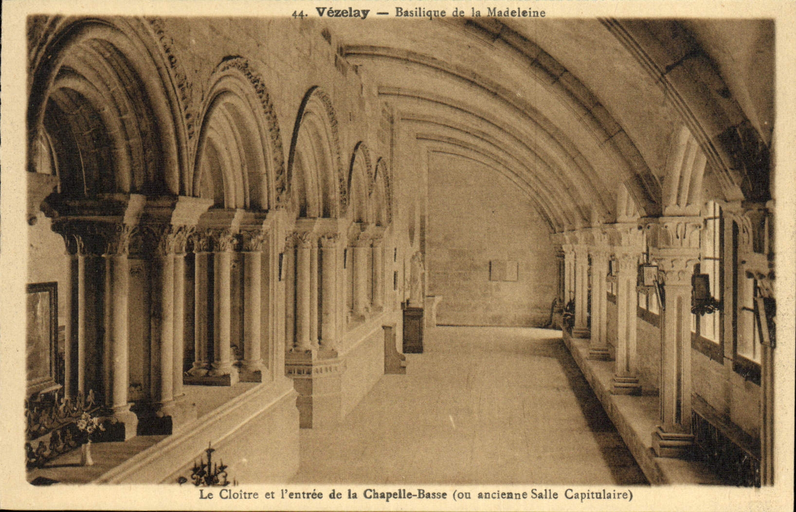 Vézelay — Basilique de la Madeleine — Le Cloître et l'entrée de la Chapelle-Basse (ou ancienne Salle Capitulaire)
