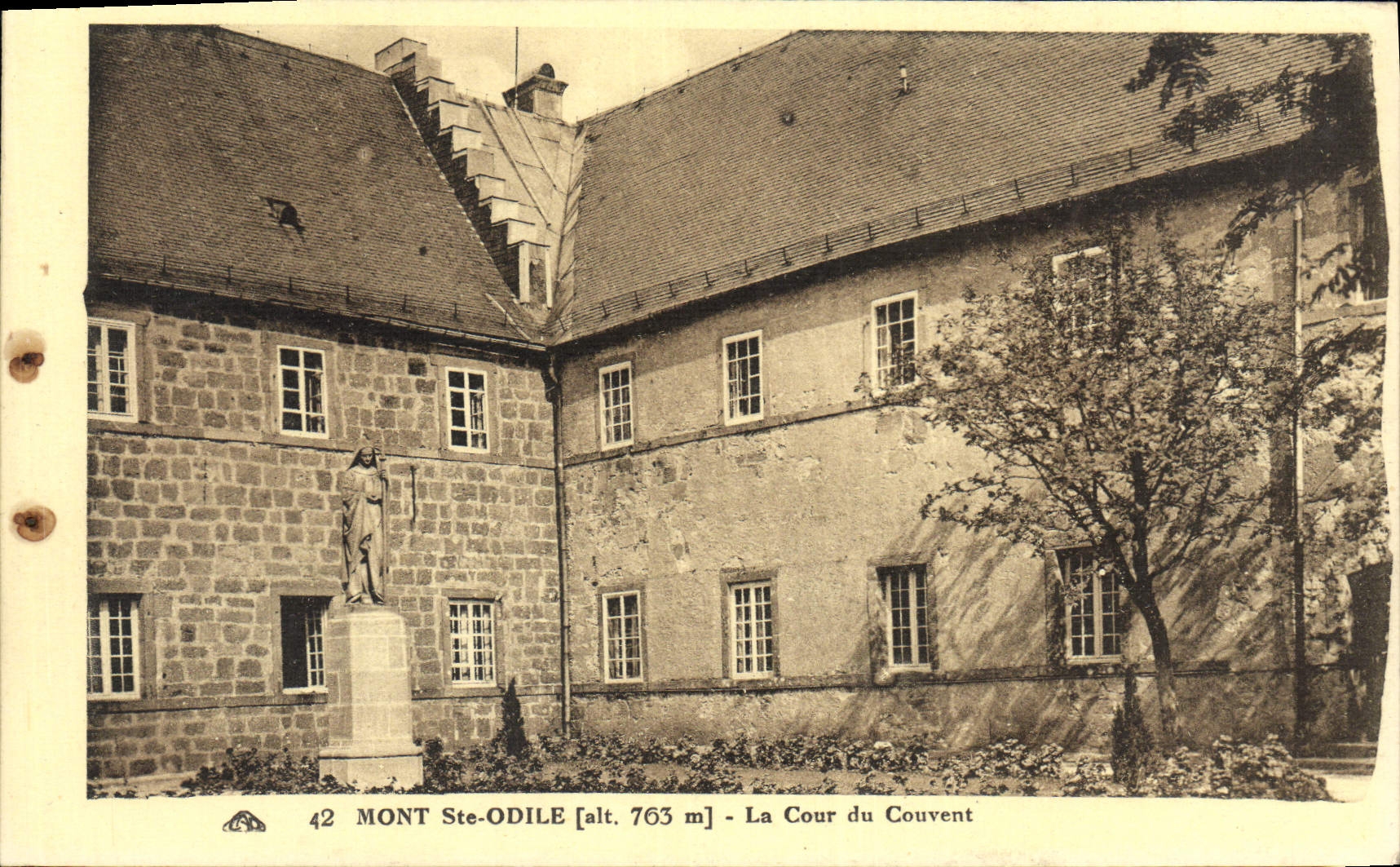 Mont Ste-Odile — La Cour du Couvent — Éditeur : C.V. Alsacienne des Arts Photographiques, Strasbourg