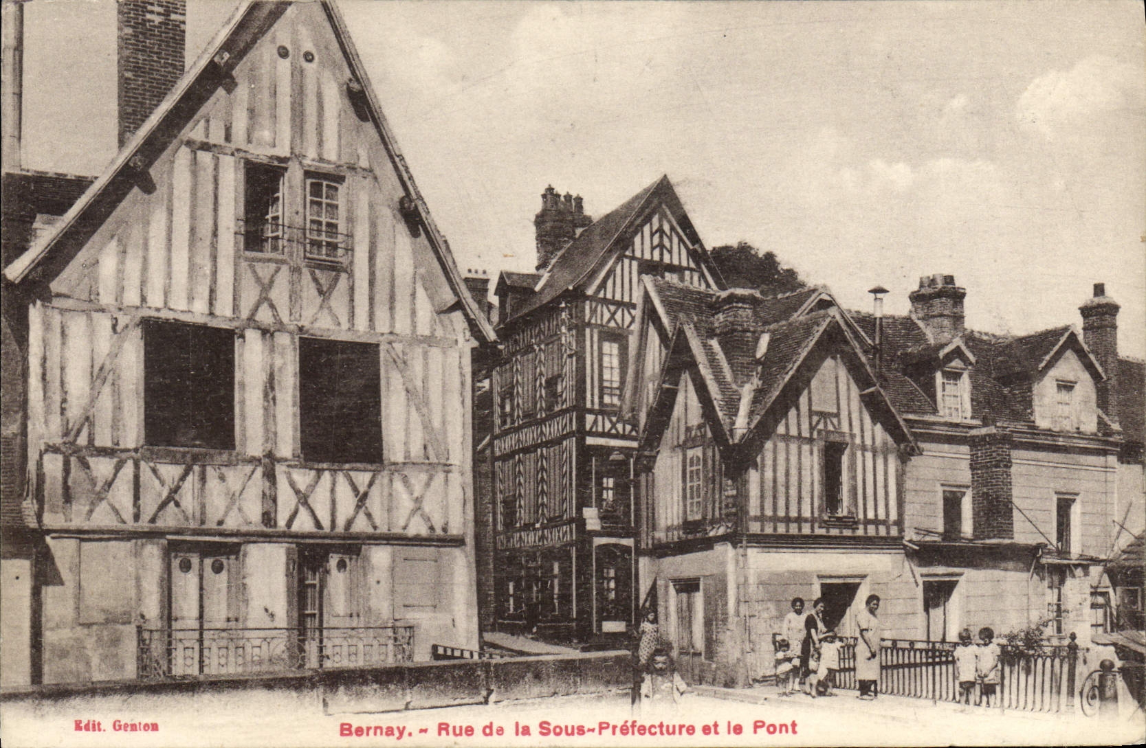Bernay - Rue de la Sous-Préfecture et le Pont — Edit. Genaton