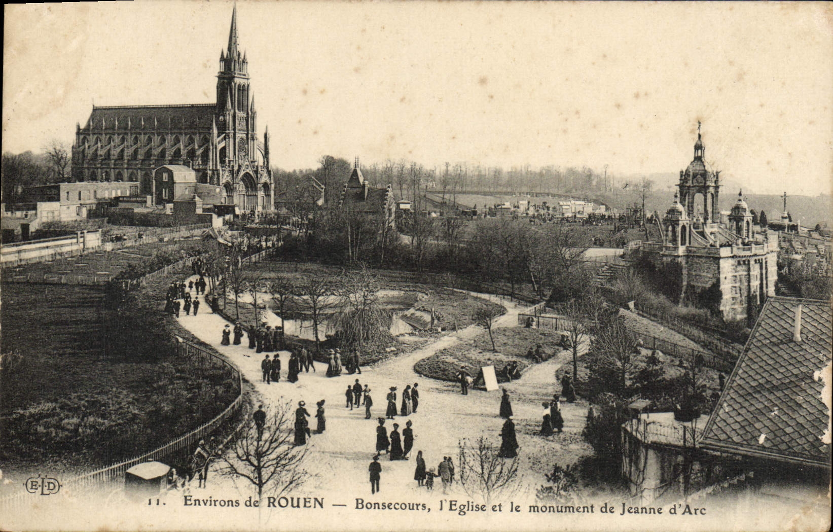 CPA Rouen Bonsecours I'Eglise et le monument de Jeanne d'arc 