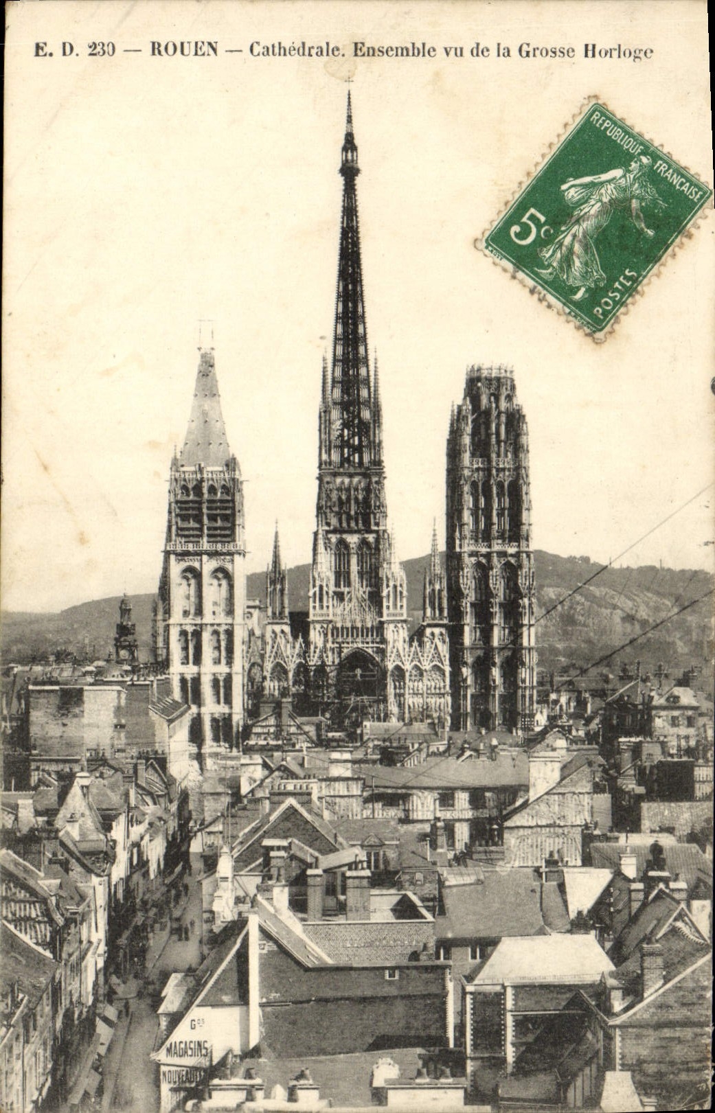 CPA Rouen Cathedrale Ensemble vu de la Grosse Horloge