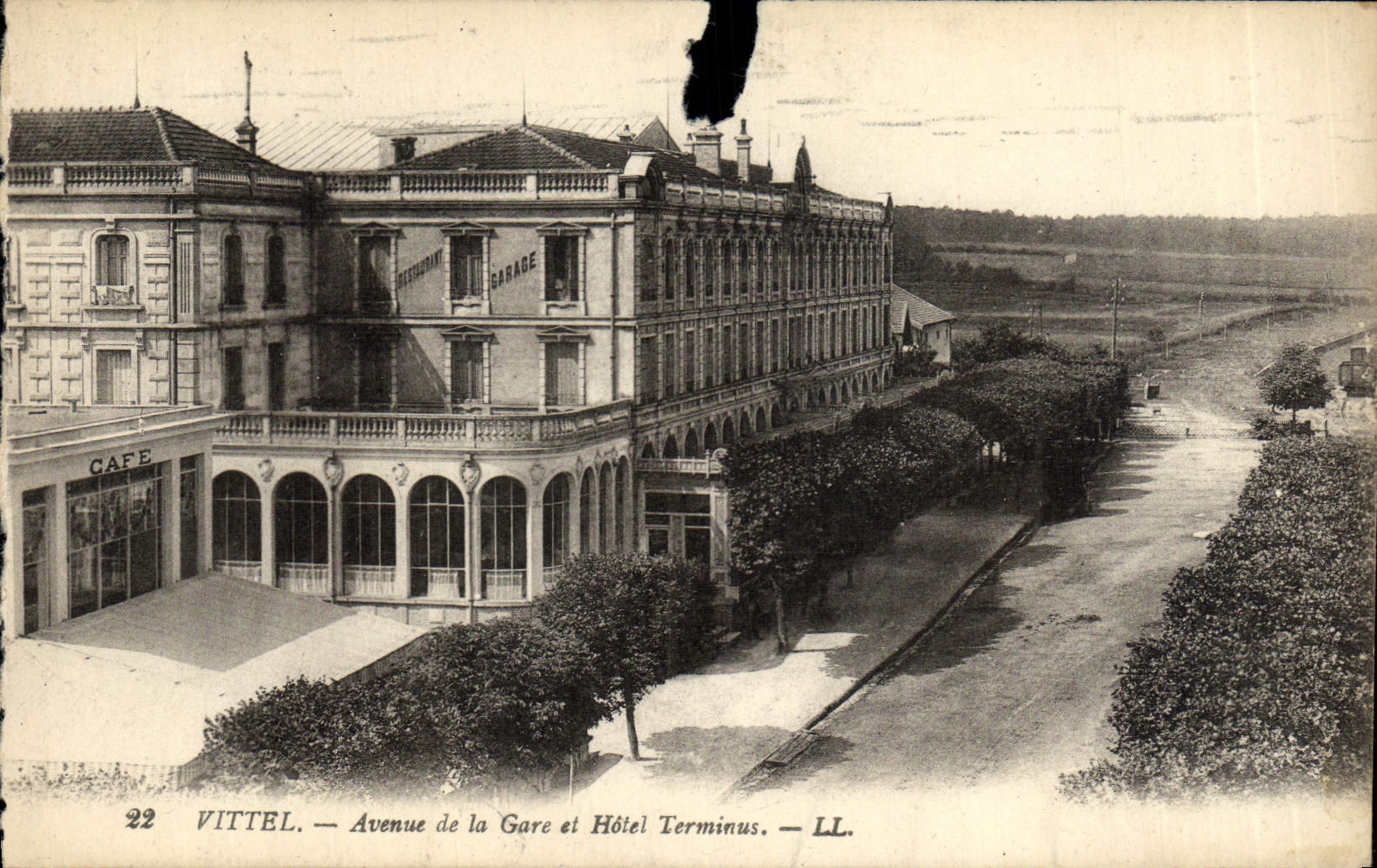 CPA Vittel Avenue de la Gare et Hotel Terminus 