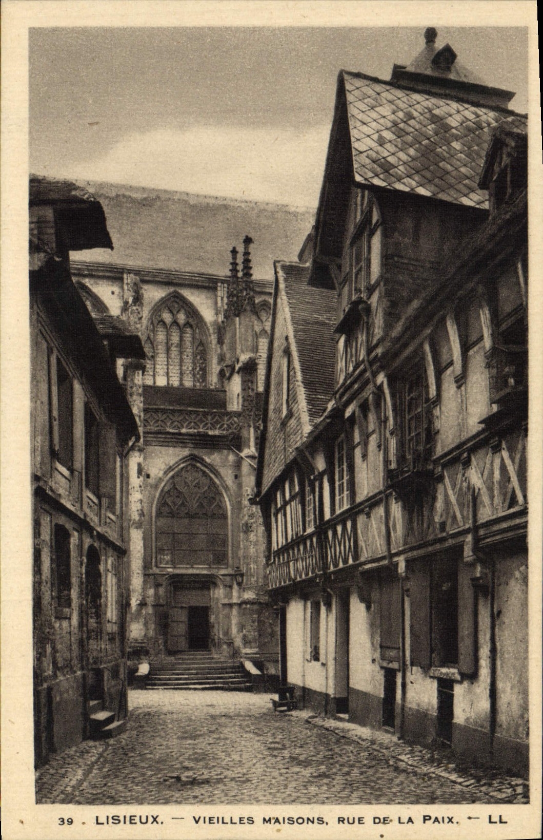 Lisieux — Vieilles maisons, rue de la Paix — LL, n°39