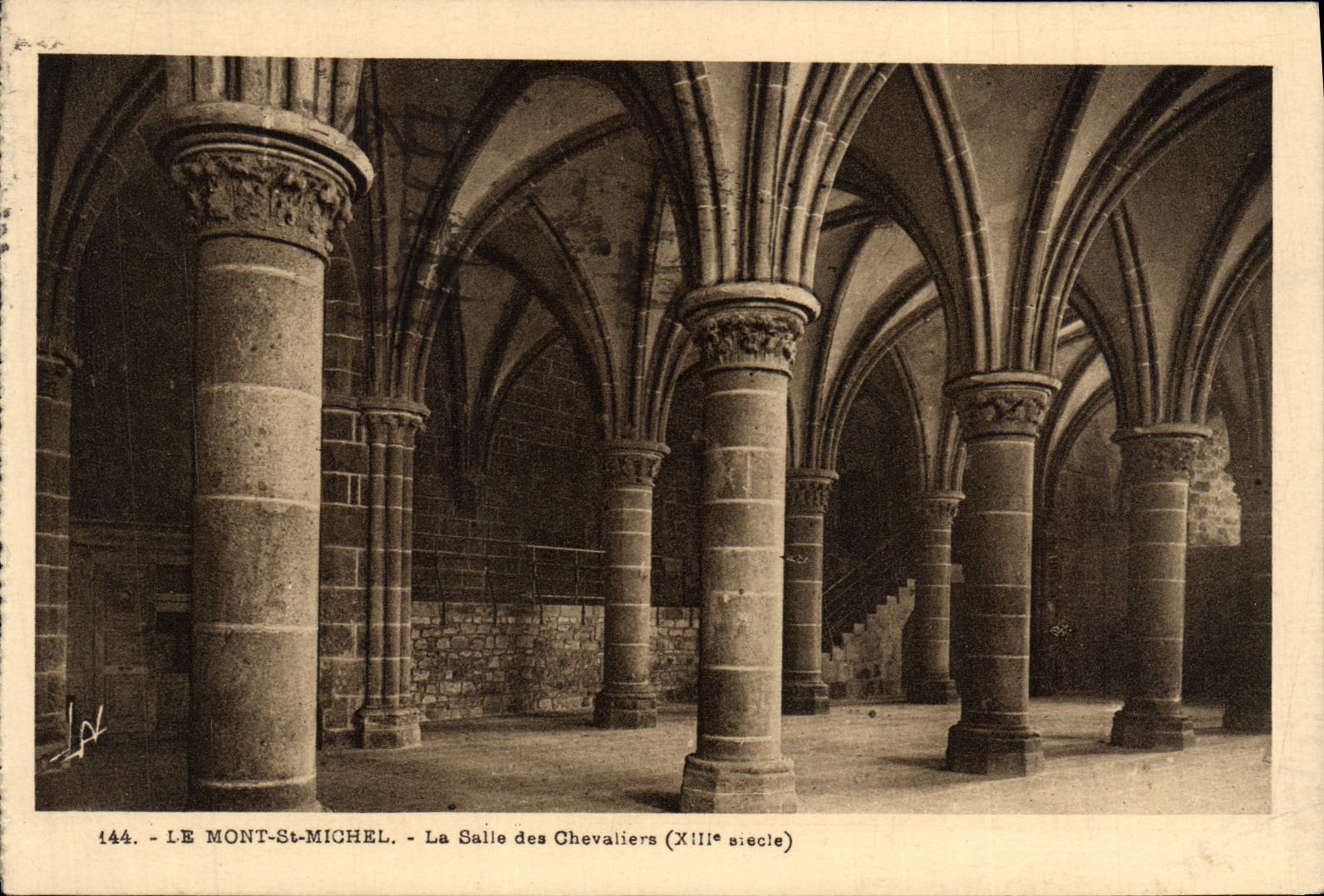 CPA Le Mont St Michel La Salle des chevaliers
