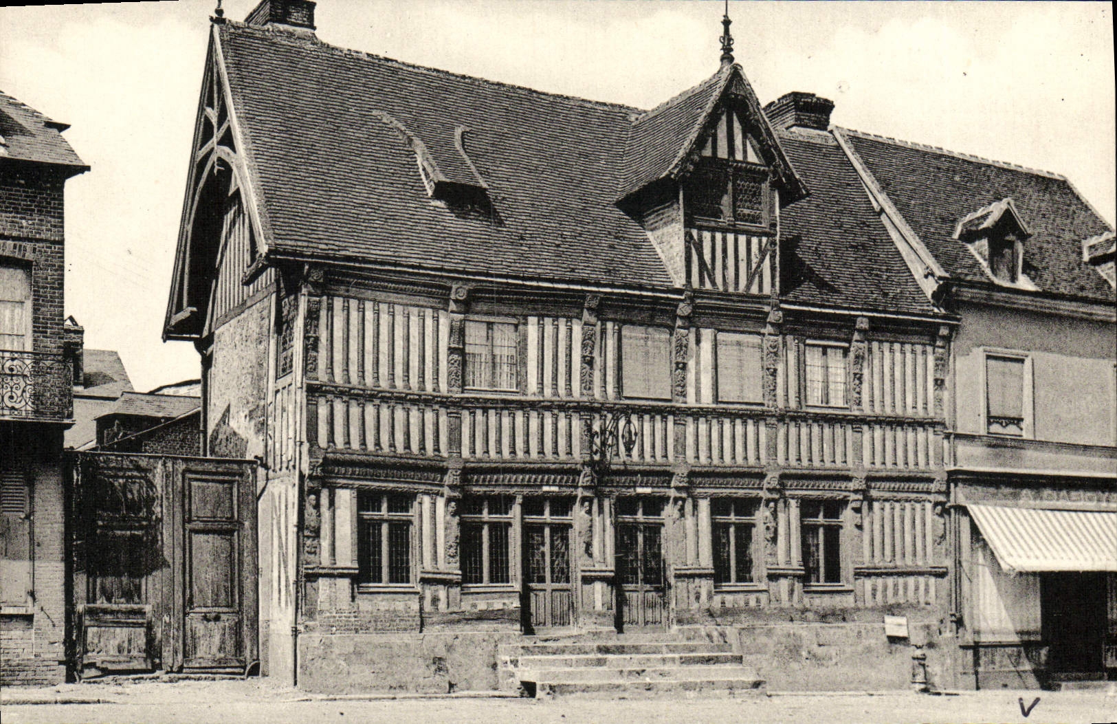 CPA Vimoutiers Musee et Caisse d'Epargne Ancienne abbaye des Moines de Jumieges 