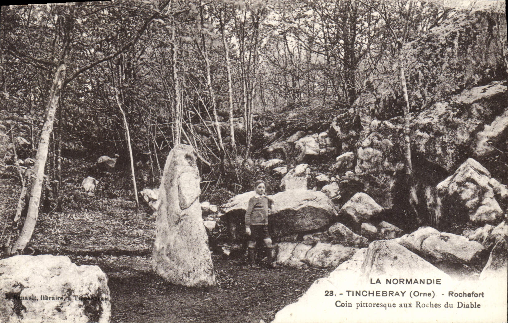CPA La Normandie Tinchebray Rochefort Un coin pittoresque aux roches du diable Enfant