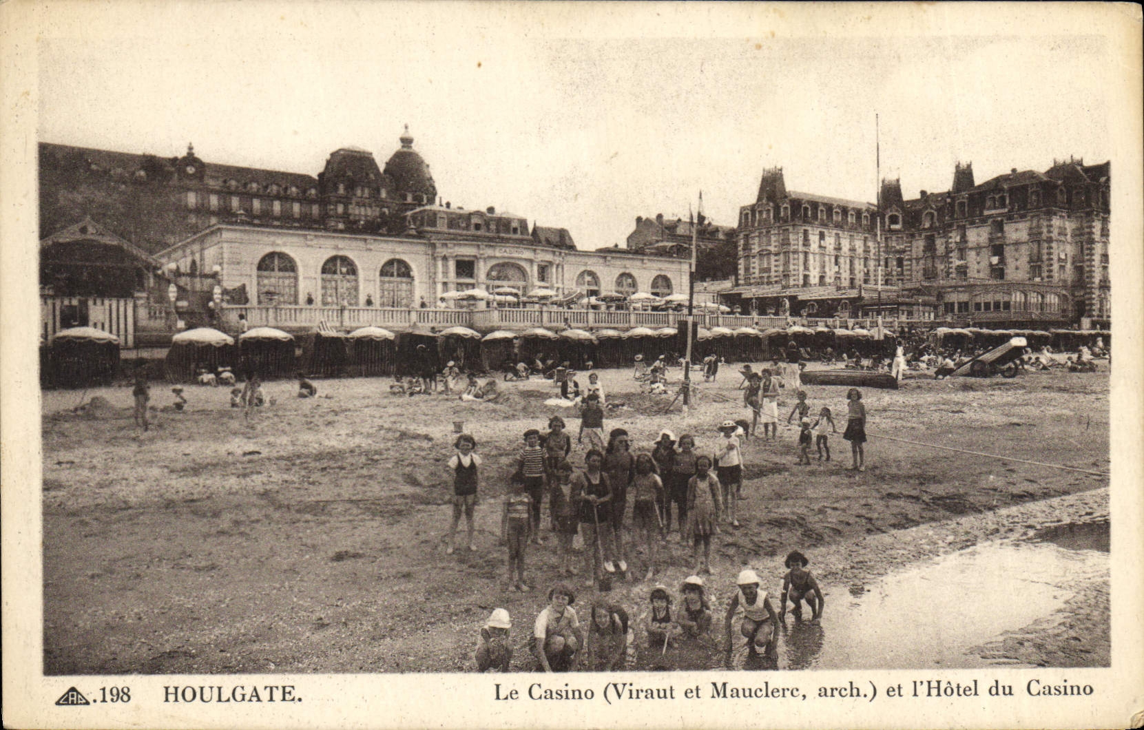 Houlgate — Le Casino (Viraut et Mauciere, arch.) et l'Hôtel du Casino — CPA PHIL