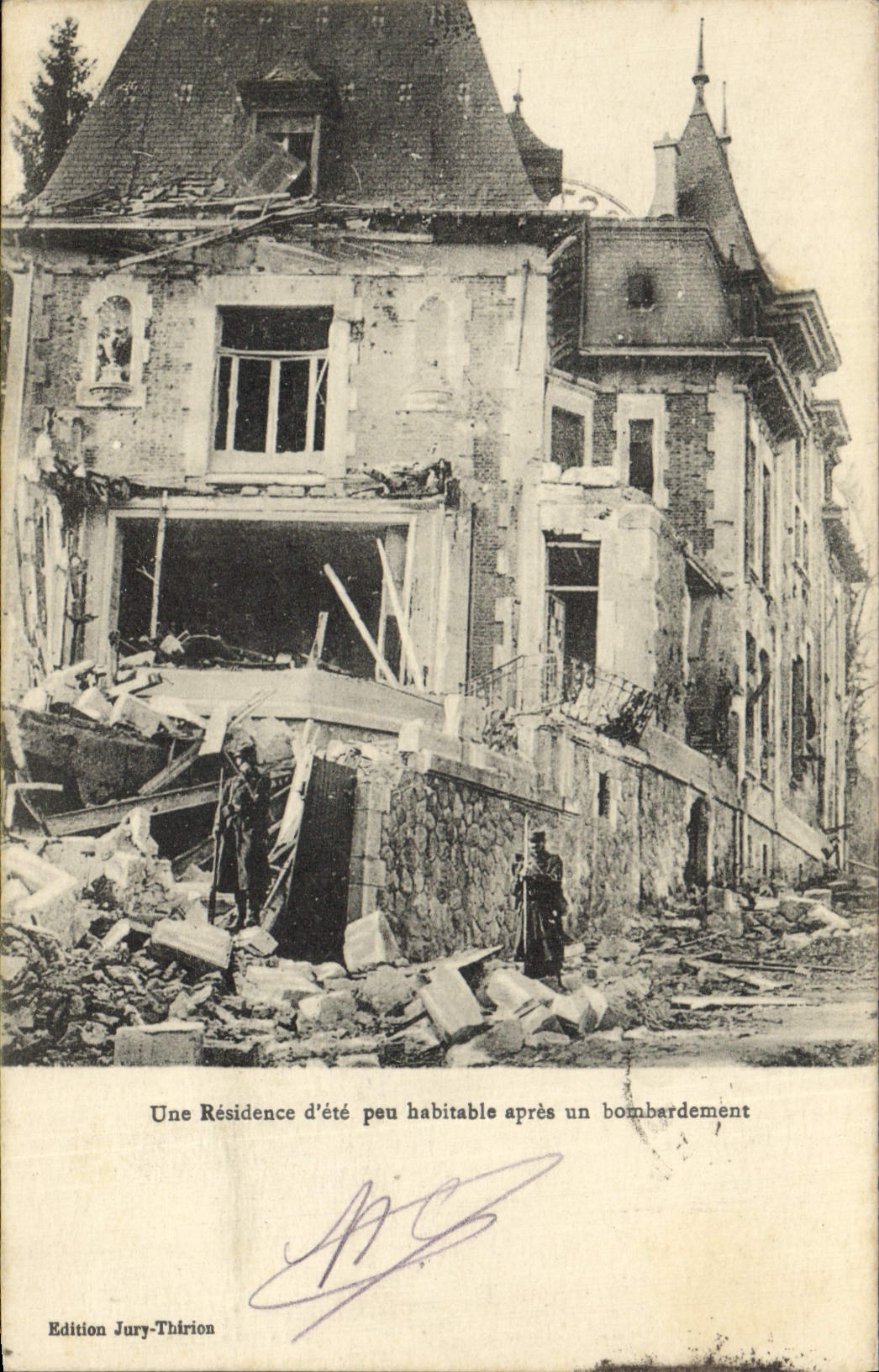 CPA Une Residence d'ete peu habitable pares un bombardement Militaria 