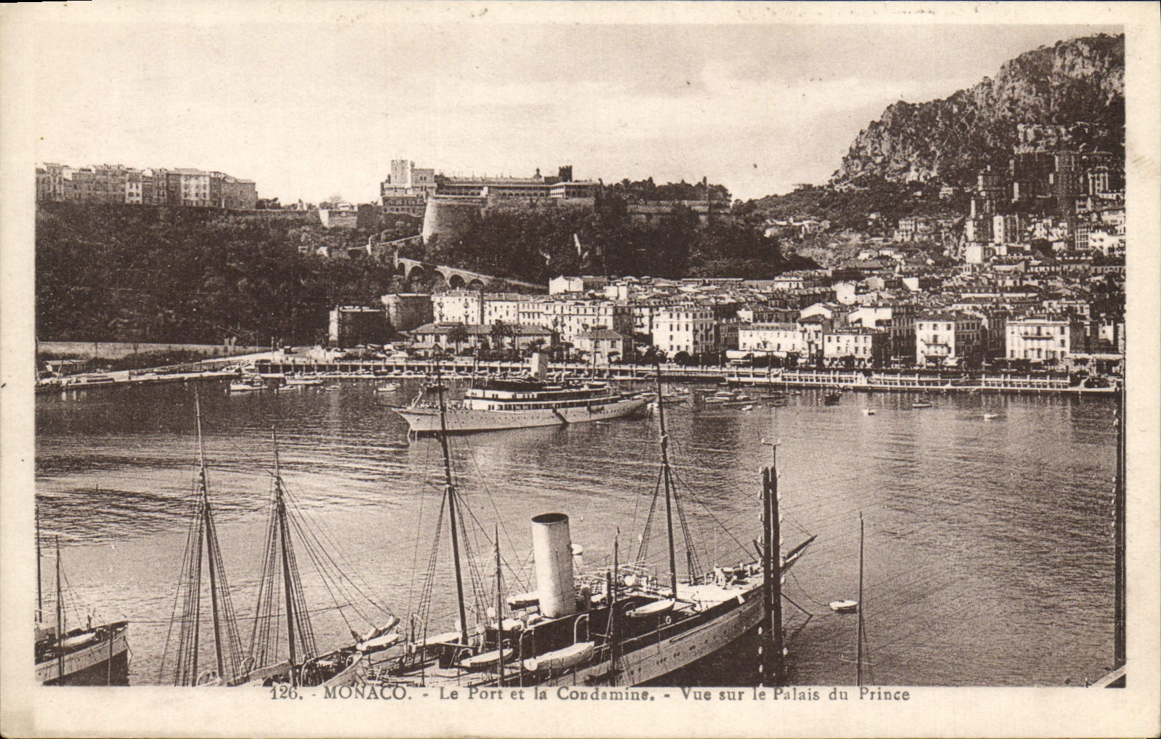CPA Monaco Le Port et la Condamine Vue sur le palais du prince Bateau 