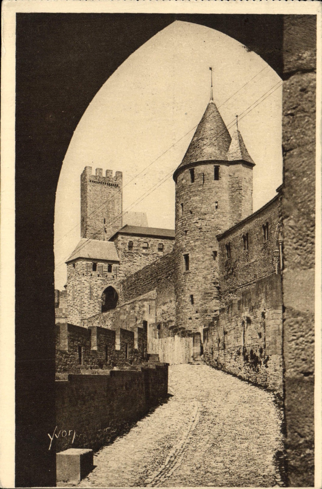 CPA Carcassonne L'Avant Porte et la tour de la justice