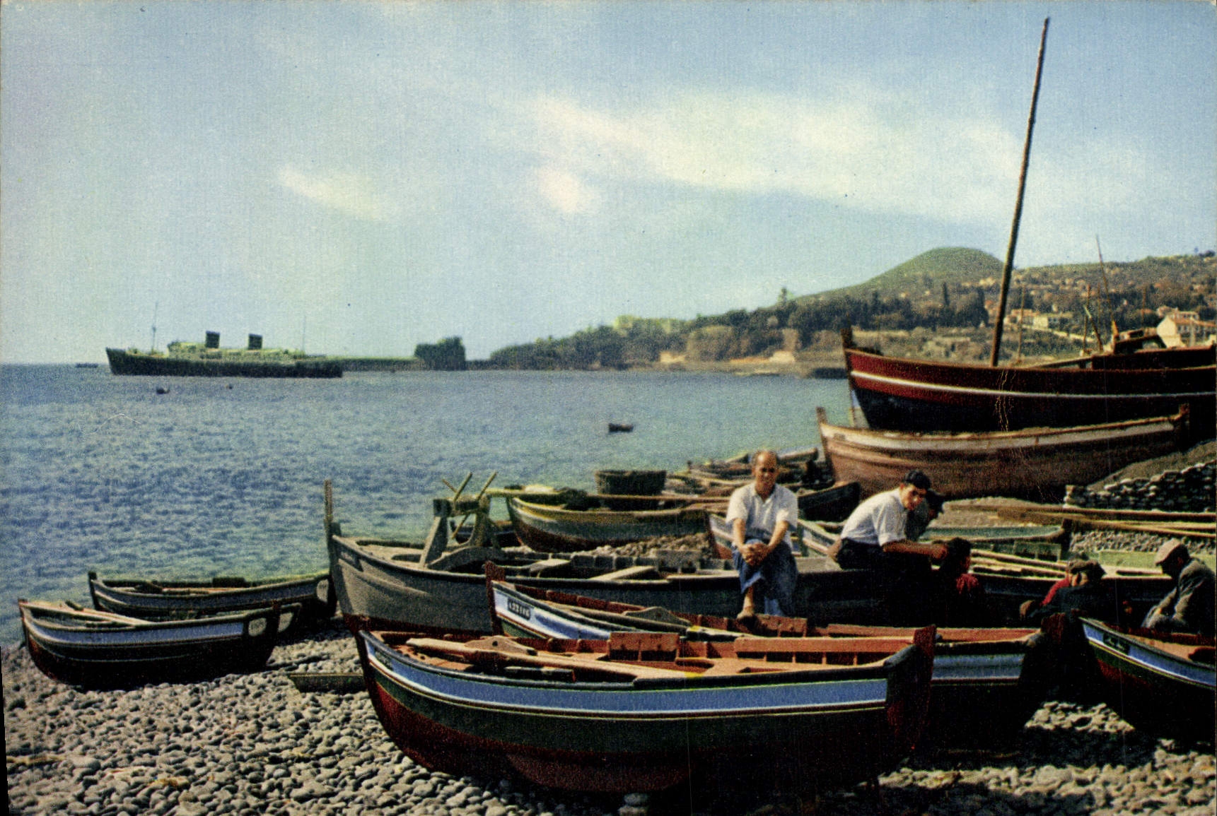 Madeira — Bateaux à rames sur la plage avec le M.V. Venus — J. Arthur Dixon, Ltd.