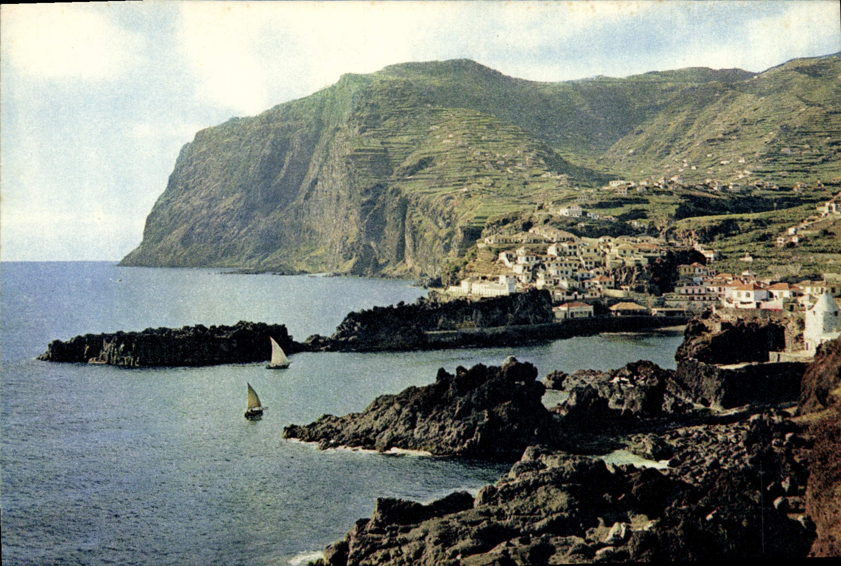 Cabo Girão — deuxième falaise marine du monde — avec le village de Camara de Lobas en avant-plan — photographie couleur naturelle par J. Arthur Dixon Ltd.