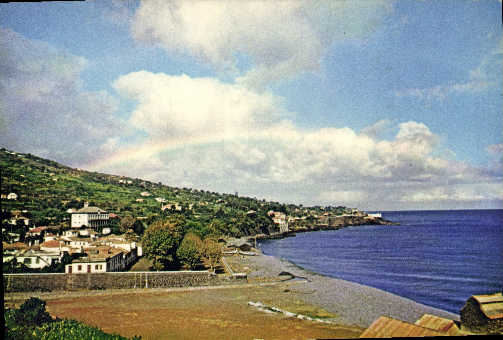 Santa Cruz, Madère — village côtier avec arc-en-ciel — J. Arthur Dixon, Ltd.
