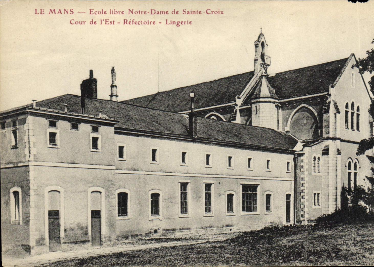 CPA Le Mans Ecole Notre dame de Sainte Croix Cour de l'Est Refectoire Lingerie 