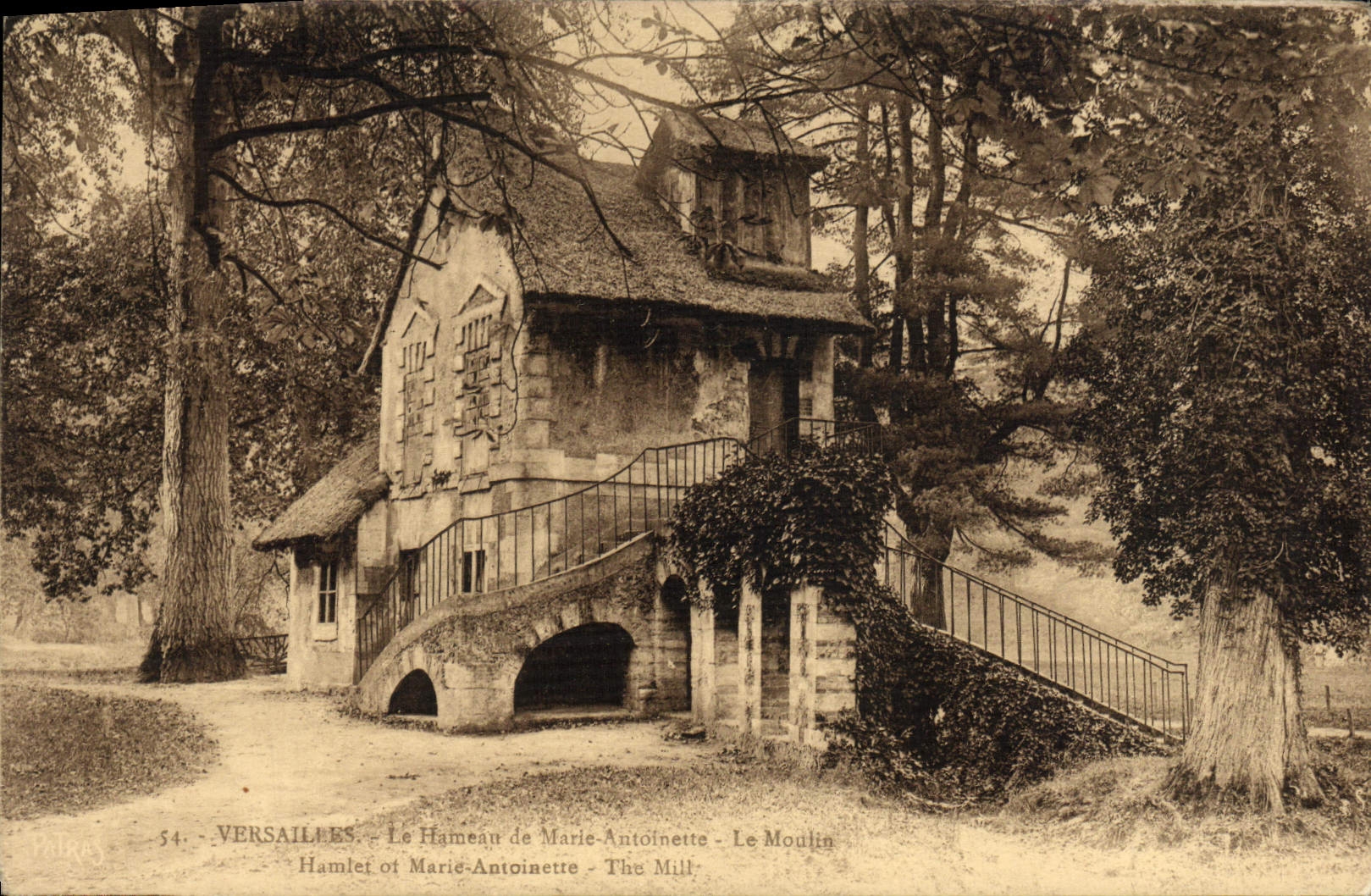 CPA Versailies Le Hameau de Marie Antoinette le moulin