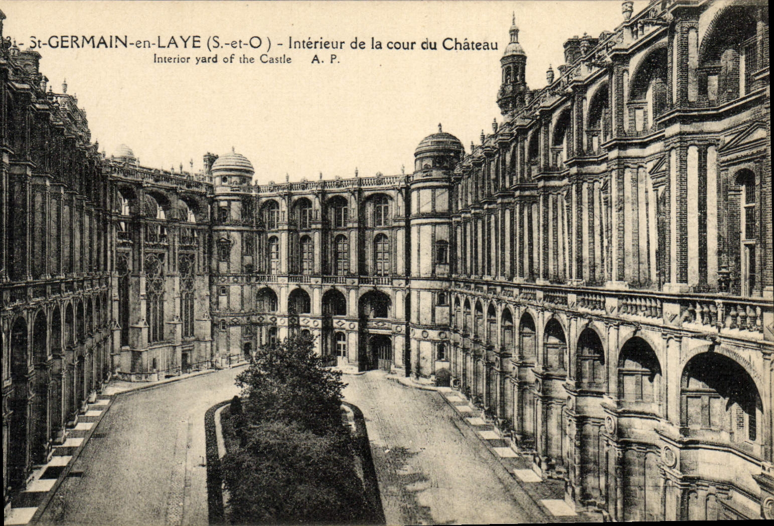 St-GERMAIN-en-LAYE (S.-et-O) — Intérieur de la cour du Château — A. P.