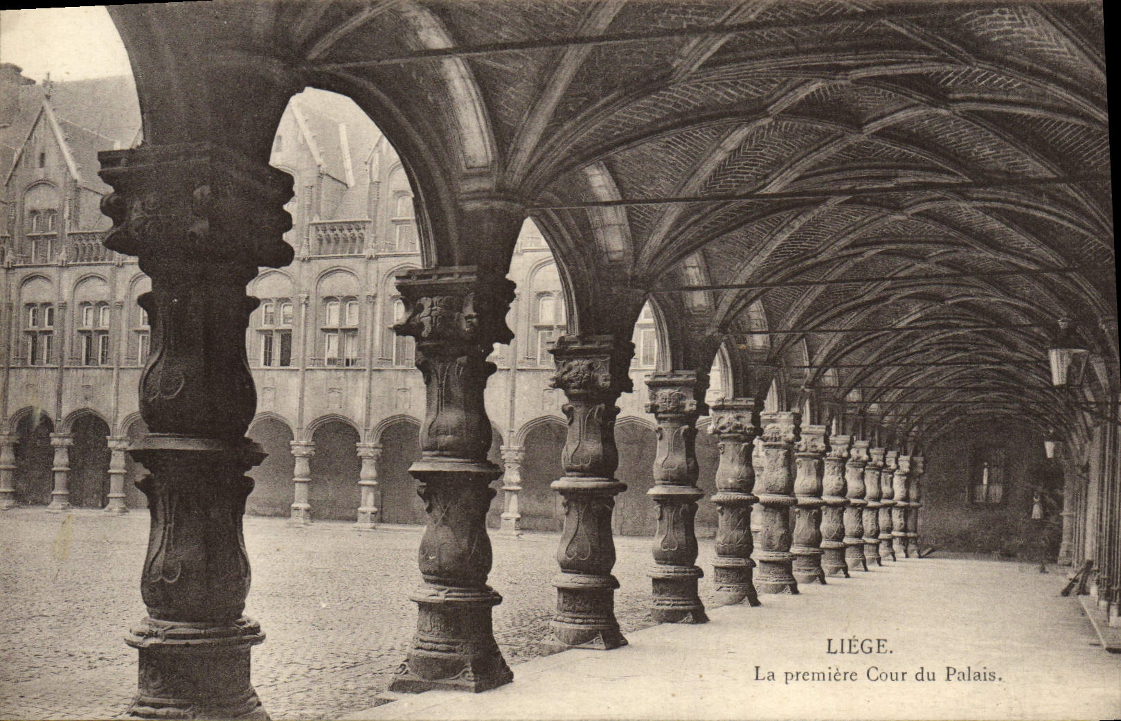CPA Liege La Premiere Cour Du Palais