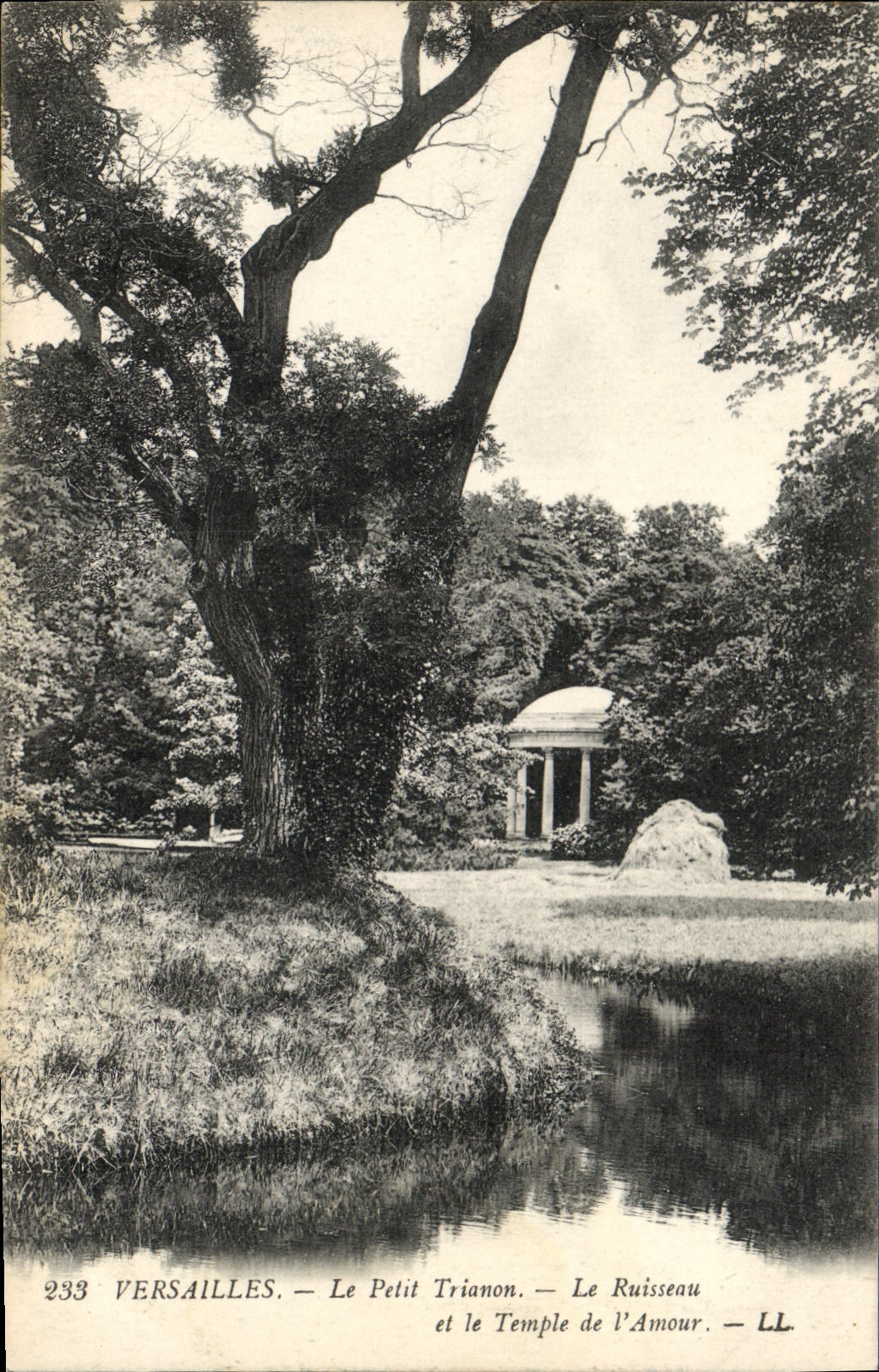 CPA Versailles Le Petit Trianon Le Ruisseau Et Le Temple De l'Amour